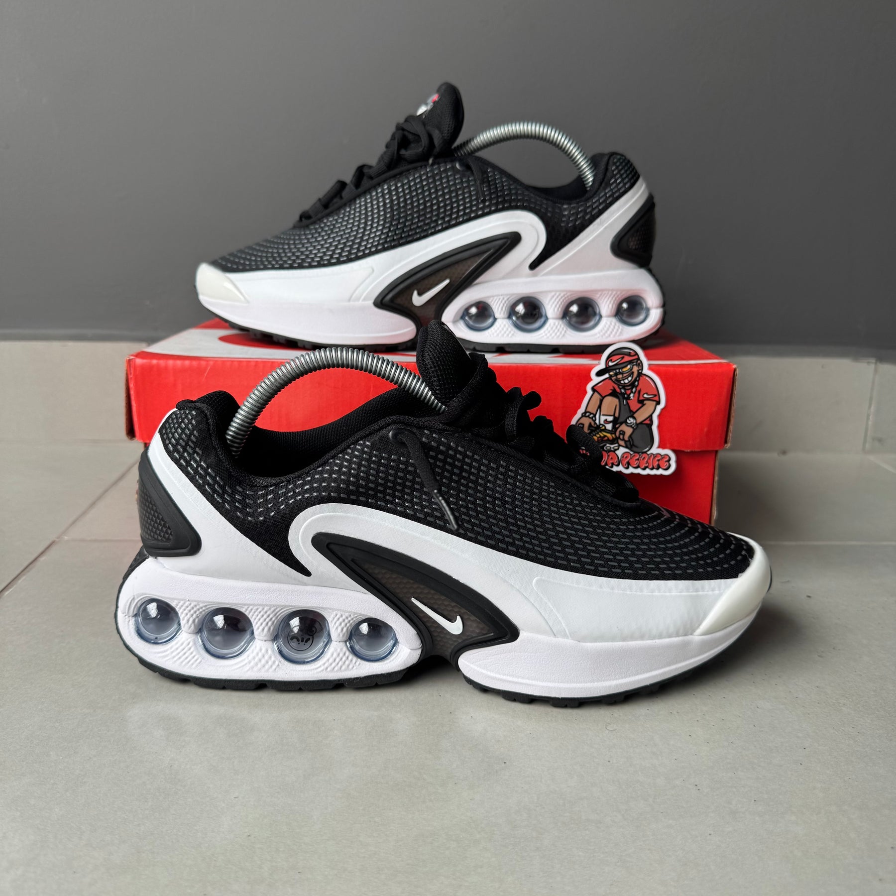 Air Max Plus Dn “Black/White”